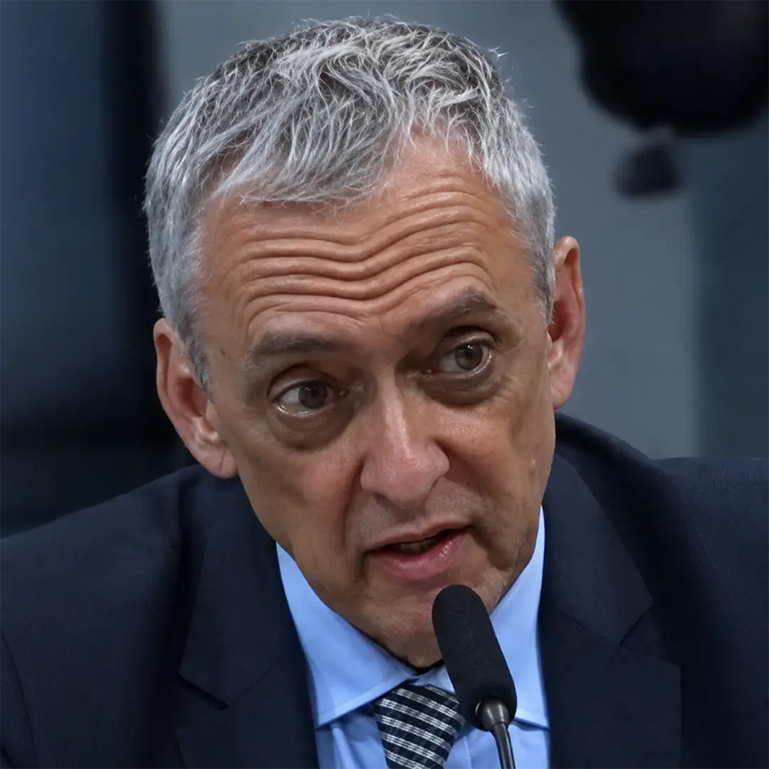 Thomas Korontai falando ao microfone em imagem institucional para página Sobre Thomas Korontai